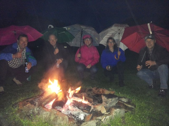 Wie heißt es so schön, es gibt kein schlechtes Wetter, nur ...  Wir ließen uns von dem Wetter nicht abhalten, und genossen das Lagerfeuer - eben mit Schirm, was soll´s