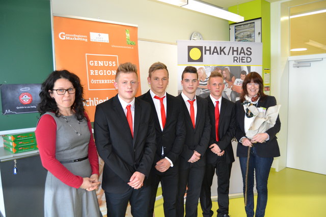 Projektpräsentation "Schlierbacher Käse" _ Fr. Hebesberger (links) und Fr. Prof. Lungenschmied (rechts) mit der Projektgruppe der PraxisHAS