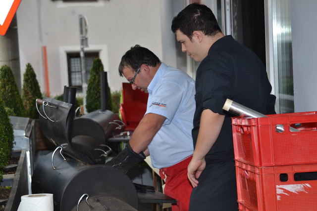 Das Grill-Team am Arbeiten.