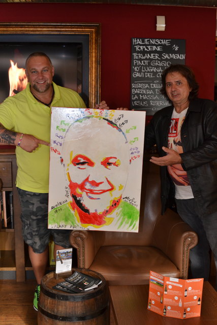 (v.l.) Franz Müllner und Künstler Adam Mielu Pakurar, der ein Bild von und für den ,,Austrian Rock" gemalt hat.
