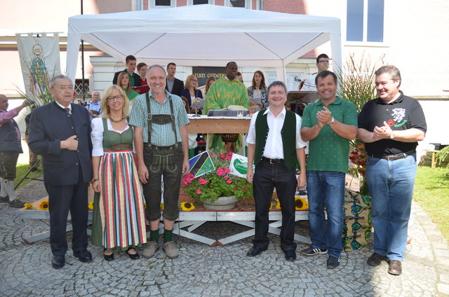 Gemeinsame Messfeier Pater Aidan Msafiri (M.) mit Vertretern des Gemeinderates und der Pfarre Kirchberg.