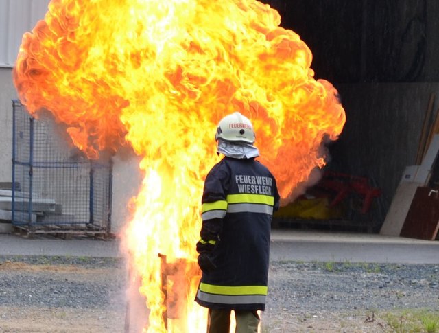 Brandschutz Vorführung Fettexplosion - Feuerwehr Wiesfleck