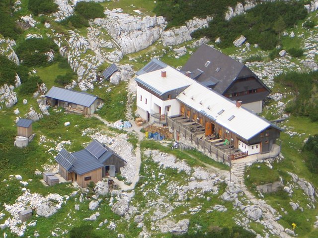Viele Wanderer besuchen jährlich die Heßhütte, welche sich auf 1.699 m Seehöhe befindet.