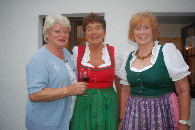 Olga Wendt und Traude Podsednik gratulieren Hilde Philippi (mitte) zu ihrer Lesung