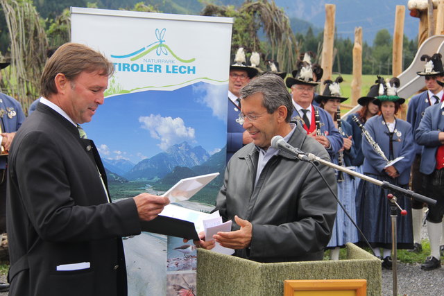 Planer Armin Walch (re) überrasche Obm. Heiner Ginther mit einer ganz besonderen Zertifizierung des neuen Naturparkhauses.