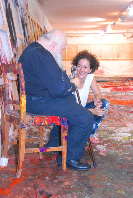 Auch ORF-Moderatorin Judith Weißenböck assisiert Hermann Nitsch - wenn es die Zeit zulässt.