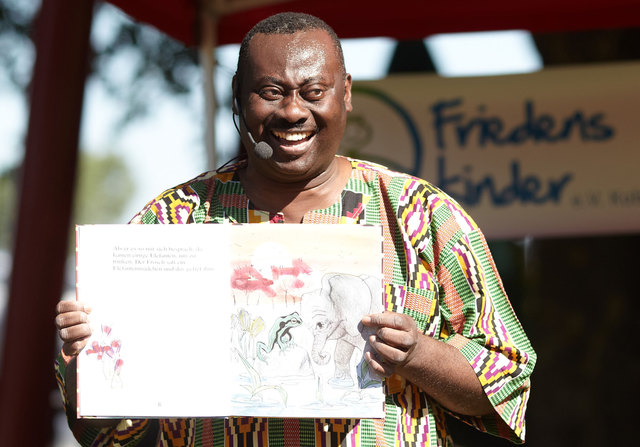 Patrick Addai liest in Feldkirchen aus seinem neuen Kinderbuch. | Foto: KBW Feldkirchen