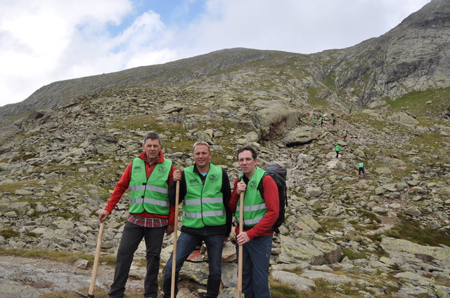 Setzten auf Kooperation: Josef Wechner und Markus Handl (Handl Tyrol) mit Peter Kapelari (OEAV). | Foto: Handl Tyrol