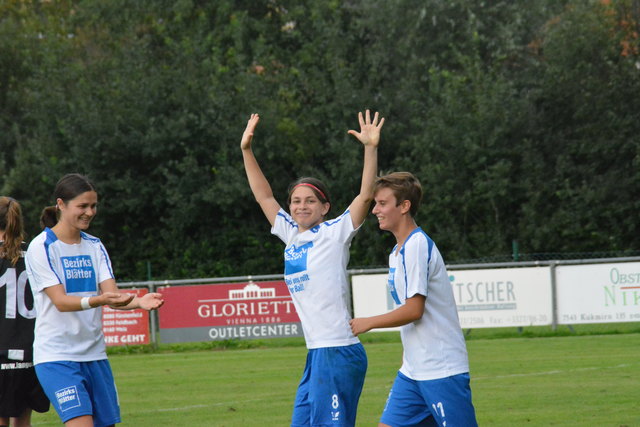Drei der 1b-Torschützinnen beim Jubeln: Ivana Balazikova, Jennifer Köppel und Michelle Trimmel