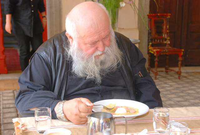 Mittagstisch im Schloss. Hermann Nitsch liebt Hausmannskost.