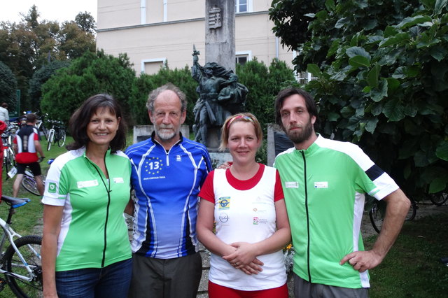 Eva Pataki, Geschäftsführerin des Tourismus Regionalverbandes Oststeiermark, mit Michael Cramer, Deutscher Abgeordneter im EU Parlament und Erfinder der EuroVelo 13 Radstrecke, Mária Csikai, Obfrau des Ungarischen Radverbandes, Balázs Szöllössy, Projektmanager der EuroVelo 13 Radstrecke in Ungarn, bei der Eröffnung in Szentgotthard (von links).