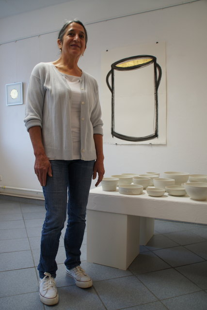 "Bilder und Schüsseln" zeigt Elfriede Ruprecht-Porod in ihrer aktuellen Ausstellung in der Galerie im Gwölb.