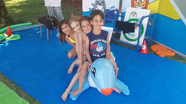 Spielerisch lernen Kinder ab vier Jahren mit Hooki die Gefahren im Wasser kennen. | Foto: Hooki