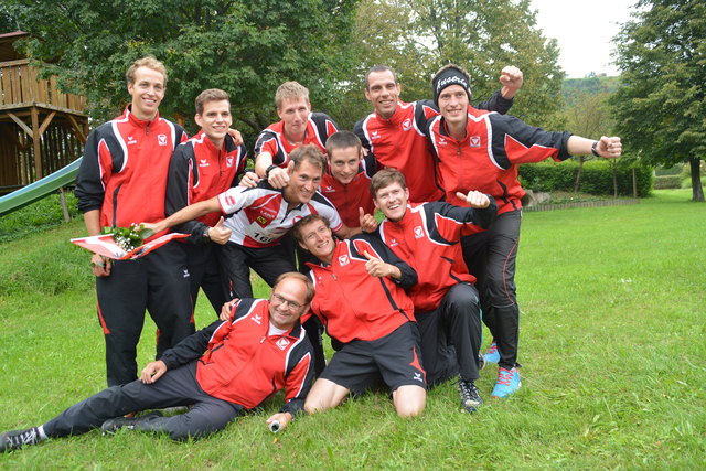 Großer Jubel herrschte bei Österreichs Team über die Medaille von Gernot Kerschbaumer