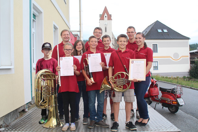 Felix Hauer, Kapellmeister Herbert Stockinger, Marlene Fuchs, Flora Punz, Manuel Prohaska,  Obmann Laurenzius Mayrhofer, Franz Stockinger, Stefan Stockinger, Kapellmeister Hannes Krompass sowie Jugendreferentin Marie Christin Stockinger. | Foto: privat