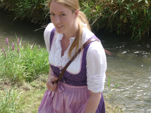 Flieder gehört neben Türkis, Apfelgrün, Brombeere und Pink zu den Trendfarben bei Trachtenmode. | Foto: Manigatterer Christine