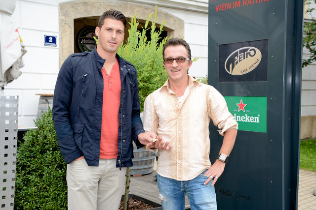 Peter Hinteregger (re) übergibt den Schlüssel seines Café Pietro an Sandro Tromaier.