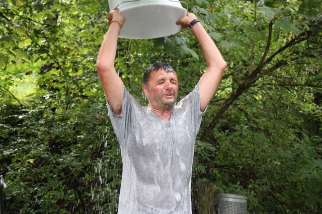 Jörg Leichtfried nahm seine Nominierung an und stellte sich der "ALS Ice Bucket Challenge" | Foto: Leichtfried