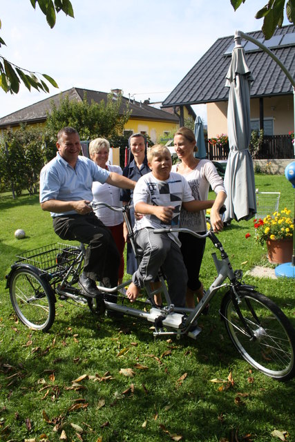 Marc mit Mama Monika Fabian (rechts) mit dem Team, das den Kinderwunsch erfüllte: Gottfried Mekis, Margarete Gruber und Sr. Roswitha (nicht im Bild: ÖLRG-Präs. Davy Koller).