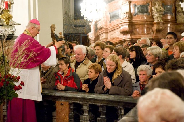 Einzelsegnung der Pilger beim Gnadenaltar. | Foto: Kuss