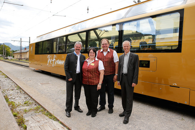 Landesrat Karl Wilfing und NÖVOG Geschäftsführer Gerhard Stindl bei der Präsentation der Panoramawagen. Im Bild mit Christine und Josef Moderbacher, die die Gäste der Panoramawagen kulinarisch versorgen. (© NÖVOG / Bollwein)