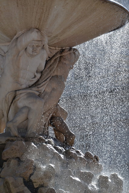 Mit der Kamera eingefangene Wassertropfen beim Residenzbrunnen in der Salzburger Altstadt.