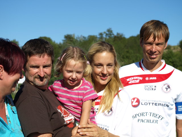 Anna mit ihren Eltern Doris und Andreas (links) beim letzten Social Day mit Schauspielerin Lilian Klebow und Ski-Legende Thomas Sykora