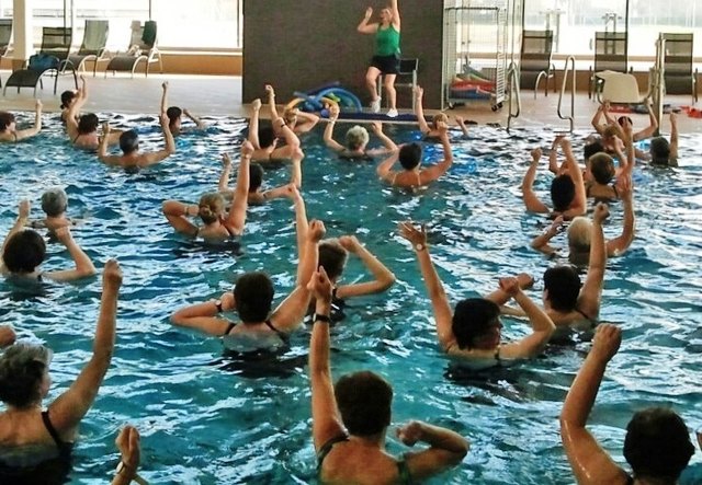 Wassergymnastik für Senioren im Braunauer Hallenbad – die Teilnahme ist kostenlos. | Foto: Stadtamt