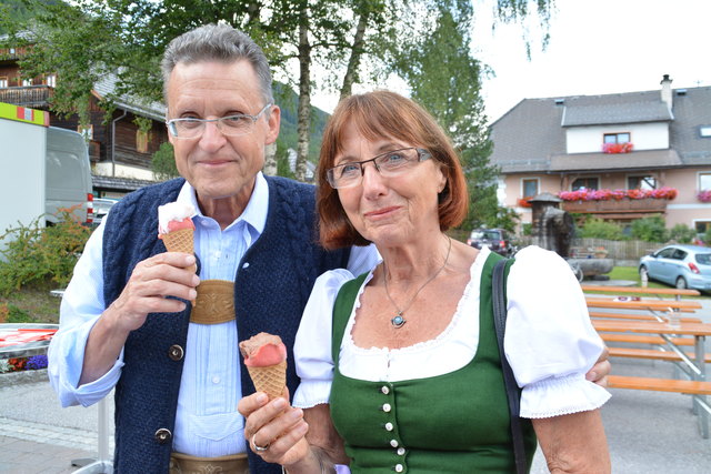 Heinz und Hermengild Neffe freuen sich über das schöne Wetter am Gemeindetag – schließlich ist es warm genug für ein Eis.