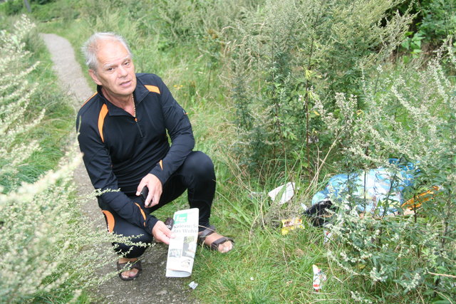 Im Wildwuchs findet sich illegal abgelagerter Müll, ärgert sich Manfred Fischer, der gleich nebenan wohnt.