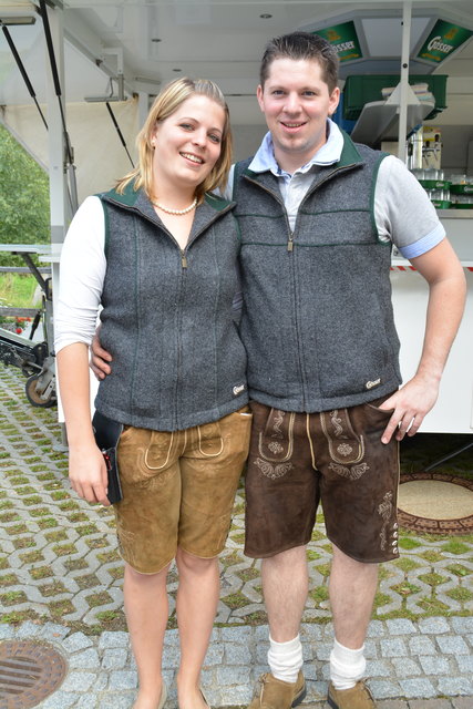 Elisabeth Prodinger und Daniel Osswald sind die Wirtsleut' von der Landgaststub'n. Sie haben für den Gemeindetag eine Bar aufgestellt.