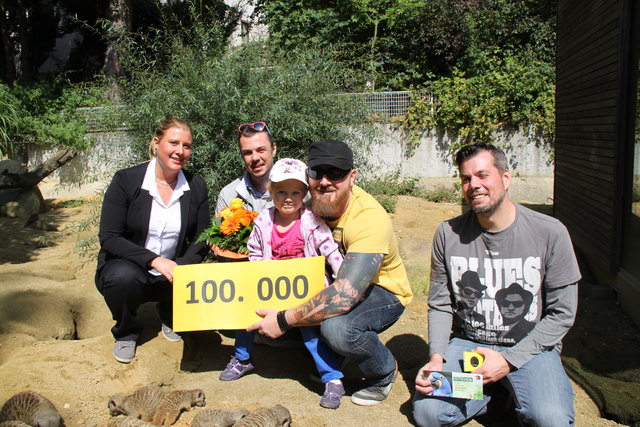 Von links: Zoo-Geschäftsführerin Tanja Zizdai, Harald Benisek, Anna Kozeluha, Markus Kozeluha und Harald Tomsik. | Foto: Zoo Linz