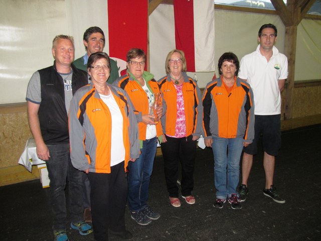 Die Koasa Cup Siegerinnen 2014 des EV. Hochfilzen mit vl. Haim Maria, Perterer Gertraud, Margreiter Lisi und Tschiltsch Maria, mit den Gratulanten Jahrmann Martin, Bürgermeister Koidl Andreas und Organisator Erber Thomas.