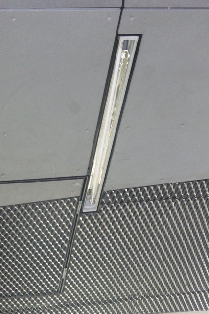 Unmittelbar am Beginn der Haltestelle in Richtung Eggenberg fehlt bei der Deckenbeleuchtung auch etwas...