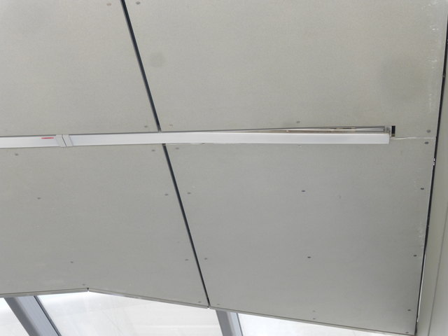 Mehr als die Hälfte der Leuchtenabdeckung, in etwa 10 Meter Höhe, hat sich auch hier bereits gelöst...