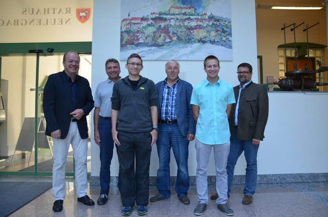 Am Foto v.l.n.r.:
Stadtamtdirektor Leopold Ott, Bauhofleiter Josef Eckl, Clemens Lingler, Bürgermeister Franz Wohlmuth, Christoph Gastecker und Christian Kogler | Foto: Stadtgemeinde Neulengbach