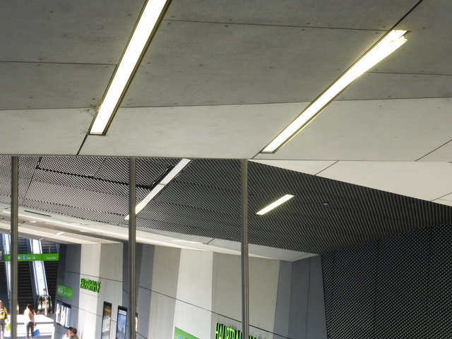 Knapp die Hälfte der Leuchtenabdeckung hat sich hier bereits abgelöst. Im Hintergrund der Beleuchtungswahn bei Sonnenschein....