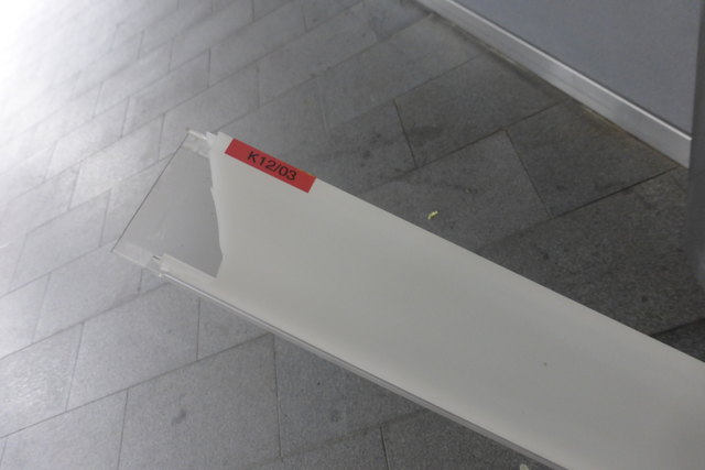 Diese Abdeckung stürzte am 4. August unmittelbar neben dem Lift zum Bahnhof ab...