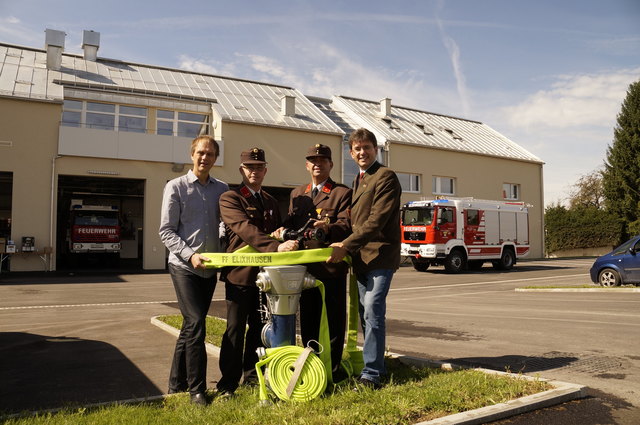V.l.: Architekt Peter Sieberer, Ortsfeuerwehrkommandant (OFK) OBI Raimund Heissl, OFK-Stellvertreter BI Gerhard Tüchler und Bürgermeister Markus Kurcz vor dem neuen Feuerwehrgebäude in Elixhausen.