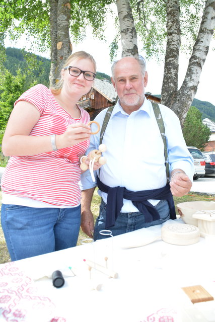 Matthias Gappmayr verblüfft mit seinen selbstgemachten Holz-Denkspiele.