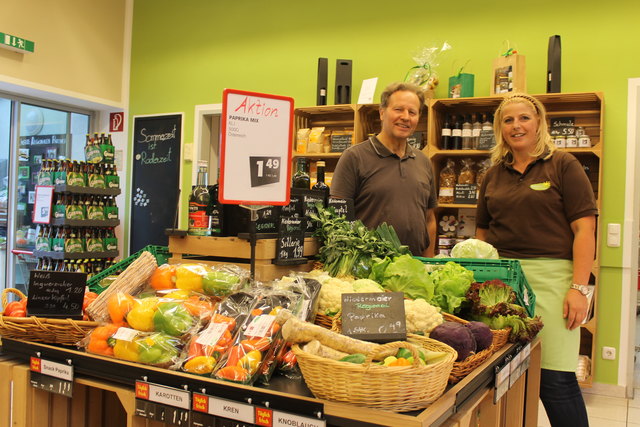 Auch Bürgermeister Franz Brenneis ist mit dem vielfältigen Angebot im Kaufhaus Bravo zufrieden.