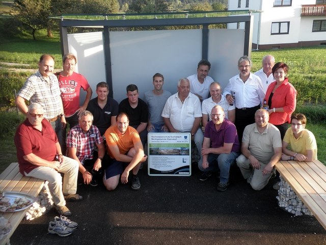 das Team der Gösselsdorfer Vereine und Mitarbeitern der Firmen Kuchling u. Omelko nach Errichtung der Tafel
