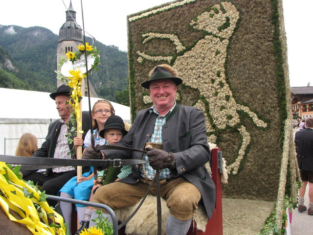 Mit dem Scheffauer Wappen aus Heu war Fuhrmann Toni Aschauer beim HeuART-Umzug unterwegs.