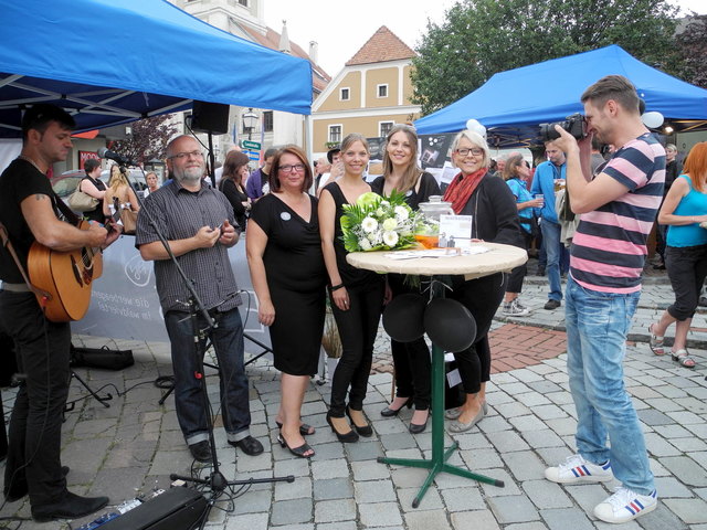 Ganz Zwettl fragte sich, wer hinter den mysteriösen Zeichen steckte, die plötzlich überall auftauchten. Die Antwort: Monika Geisberger, Katharina Schabauer,  Andrea Haselmayr (1., 2. u. 3. Dame in schwarz v.li.).