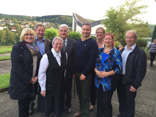 Vlnr.: GGR. Manuela Dundler-Strasser, techn. Leiter der Heime Hans Inzenhofer, Sr. Oberin Jacinta, Immobilienverantwortlicher der Kongregation Markus Reger, Bgm. Michael Cech, GGR. Ingrid Schreiner, Heime-Geschäftsführerin Christine Seidl, Vbgm. Franz Gruber