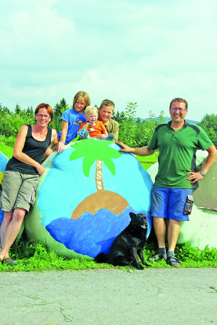 Sandra und Reinhard Reisinger mit ihren Kindern Johanna, Stefan und Tobias. | Foto: Foto: privat