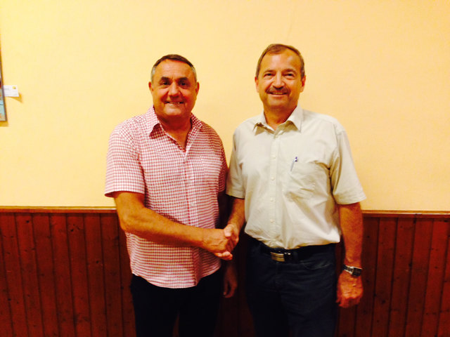 Falb-Meixner (rechts) bedankt sich bei Reif für die Bemühungen. | Foto: Falb-Meixner