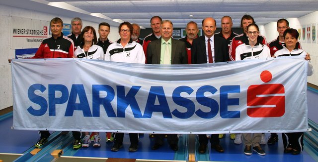 Egon Neuner und Manfred Obrist wünschen für die Obmann Franz Kirchmair für die neue Saison alles Gute. | Foto: Sparkasse