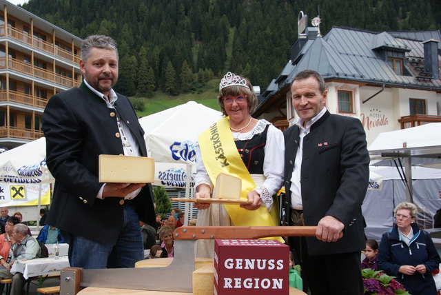 Erfolgreicher Markttag: Käsekönigin Rosa Pfeifer mit Hermann Huber (re.) und Markus Knoll (li.)