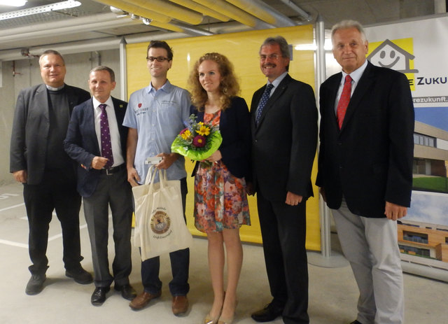 Die neuen Reihenhausbewohner Hans und Mirka Possler bei der Schlüsselübergabe.